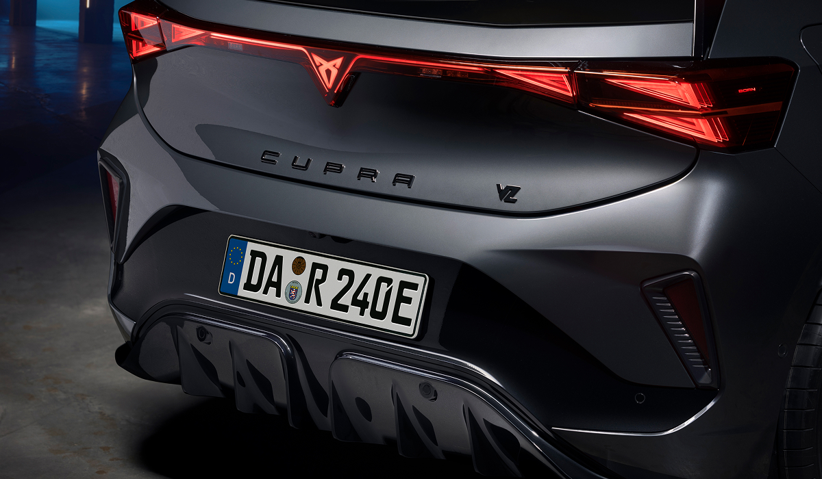 CUPRA Born von hinten an einer Ladesäule bei Sonnenuntergang